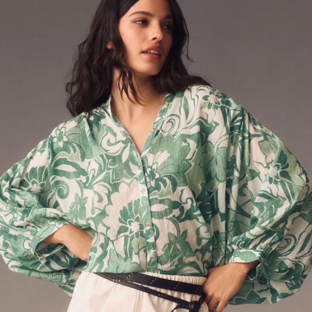 ANTHROPOLOGIE oversized The Sidney Batwing
Blouse by Pilcro 
Floral
